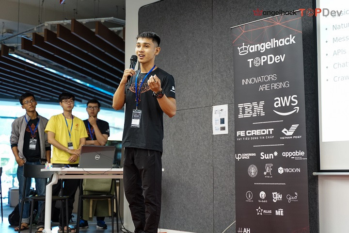 Võ Mình Đức đại điện Baby Shark đang thuyết trình tại cuộc thì của AngelHack 2019. 