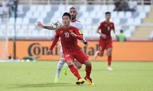 Pha đi bóng của Quang Hải
