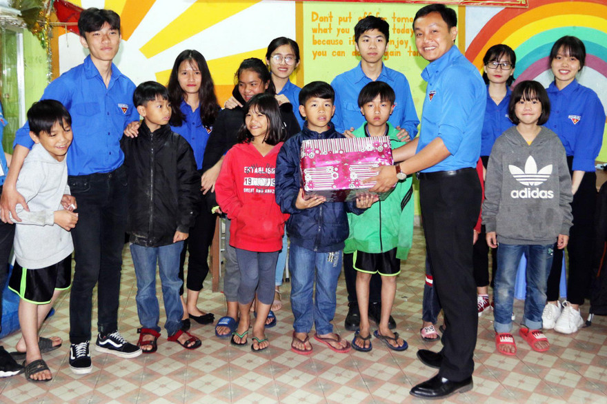 Hội Sinh viên ĐH Đà Lạt tặng quà cho các em nhỏ ở lớp học tình thương. Ảnh: HSV