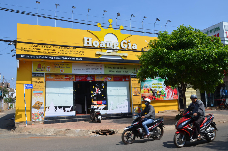 Mặt tiền của “Siêu thị Hoàng Gia Mart”