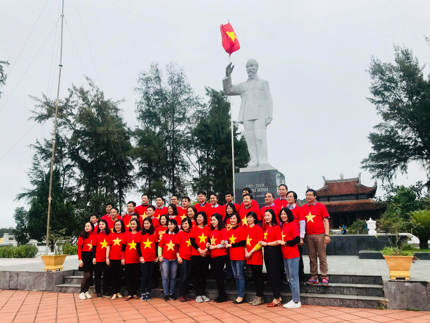 Tượng Bác lần đầu và lần gần nhất ở Cô Tô. Ảnh: Hải Linh 