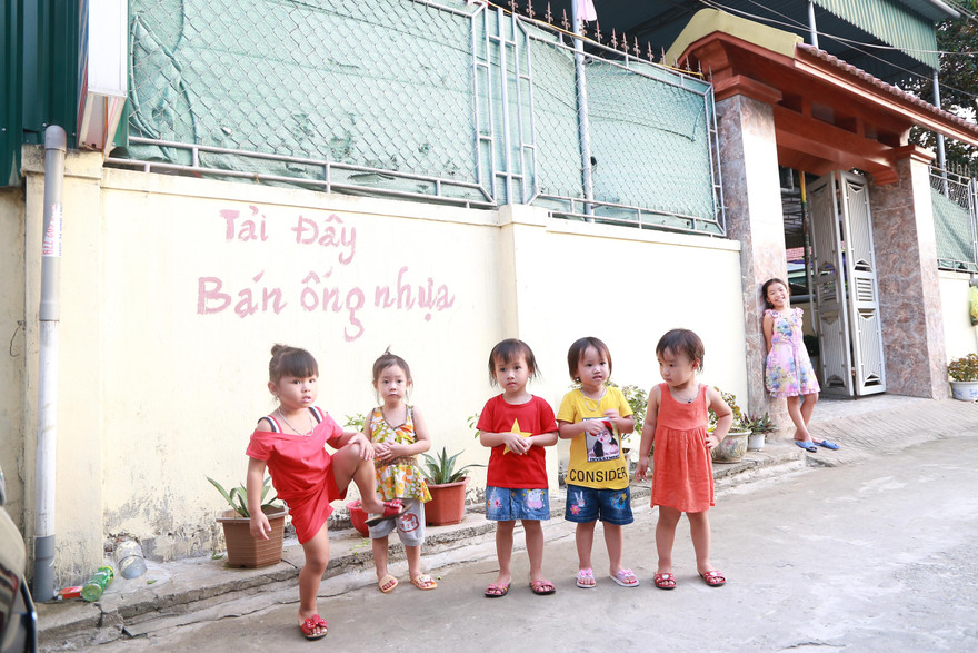 Các cháu nhỏ tại huyện Nghi Xuân, tỉnh Hà Tĩnh 