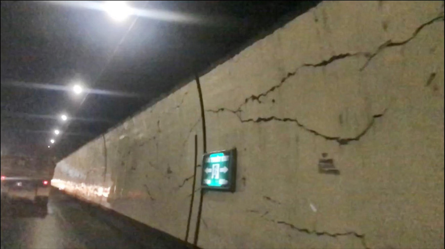 Chằng chịt vết nứt trên vỏ hầm Hải Vân. Ảnh: Thanh Trần