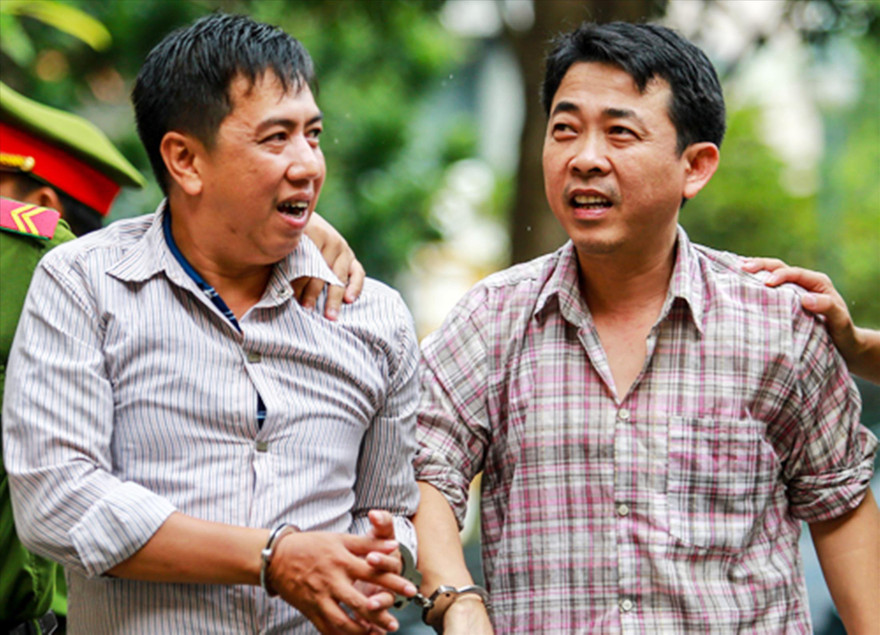 Ông Võ Mạnh Cường (trái) và Nguyễn Minh Hùng trong lần tòa xử án trước đây. Cả 2 ông này đều bị quy là cùng chủ mưu cầm đầu vụ án. Ảnh: Tân Châu