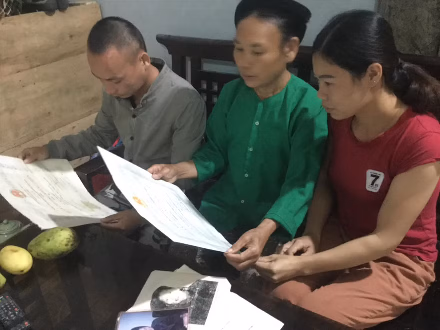 Con cháu bà Phảy ôn lại truyền thống cách mạng của gia đình. Ảnh: Duy Chiến