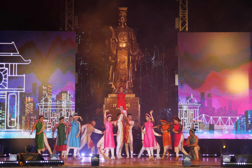 Chương trình nghệ thuật đặc sắc diễn ra quanh bờ Hồ suốt những ngày tới. ẢNH: NGỌC TÚ