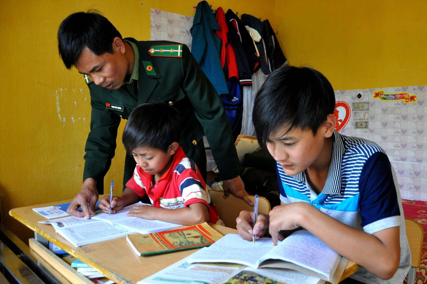 Hai em nhỏ mồ côi cha mẹ được Đồn Biên phòng Thu Lũm (Lai Châu) nhận nuôi dưỡng trong chương trình Nâng bước em tới trường. ẢNH: PV