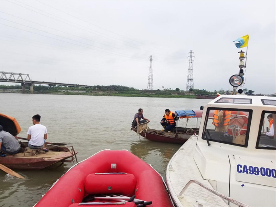 Lực lượng công an tìm kiếm nữ sinh trên sông Đuống