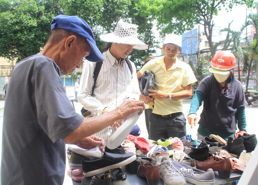 Người dân chọn lựa những món đồ mình thích tại gian hàng. Ảnh: NGÔ TÙNG