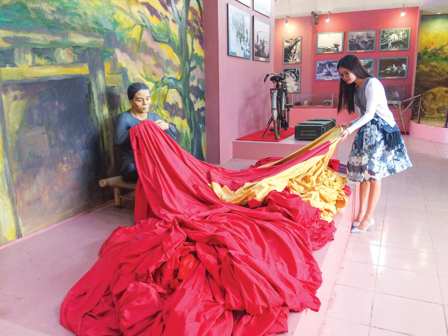 Hình tượng Bà mẹ vá cờ nữ anh hùng Nô Thị Diệm tại DTQGĐB Hiền Lương Bến Hải