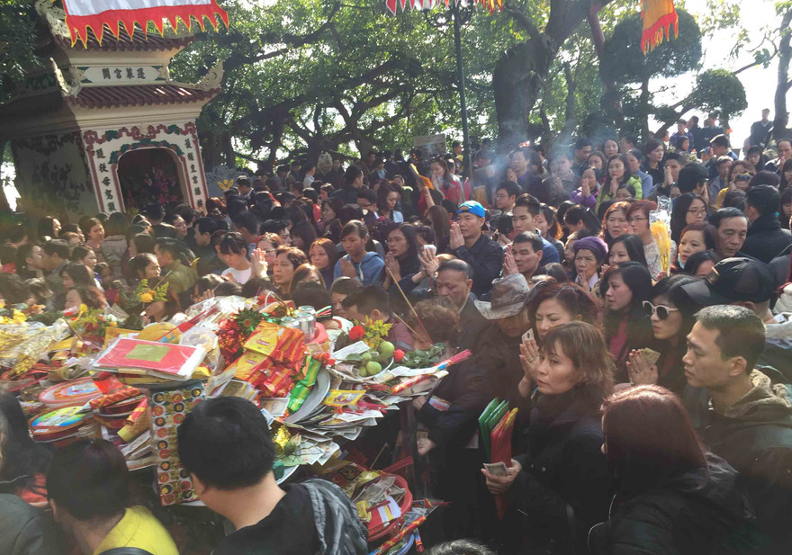 Theo nhiều ý kiến, cần giám sát số tiền thu được từ việc dâng sao giải hạn. Ảnh: Hồng Vĩnh