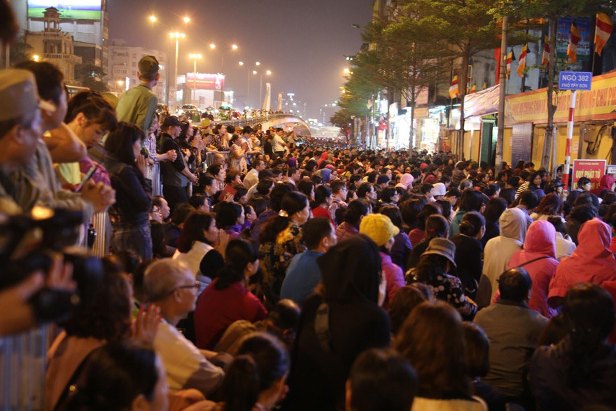 Hàng ngàn người ngồi tràn ra đường dâng sao giải hạn trước chùa Phúc Khánh, Hà Nội. Ảnh: Hồng Vĩnh
