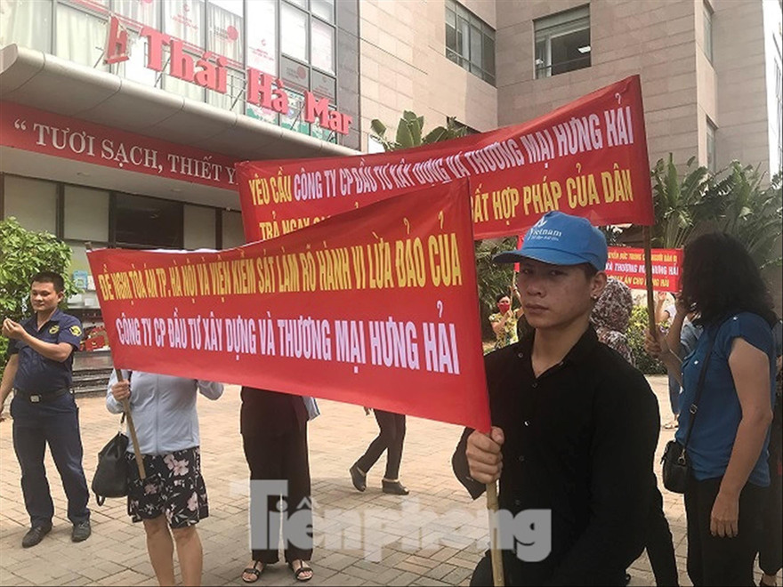 Người dân căng băng rôn đòi hơn 200 tỷ bị chiếm đoạt vì dự án “ma”