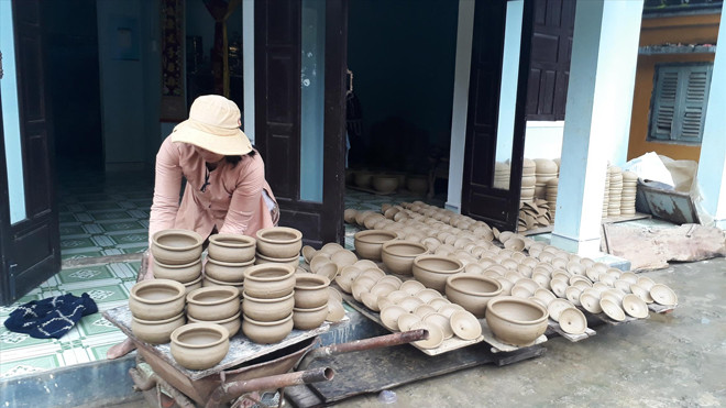 Gốm Thanh Hà hầu như vẫn được làm thủ công như hàng trăm năm trước