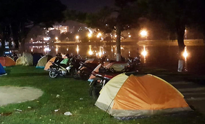 Ðà Lạt “cháy” phòng, du khách dựng lều ven hồ Xuân Hương