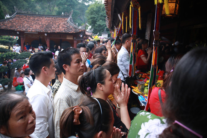 Khoảng 5 vạn người đổ về chùa Hương ngày khai hội. Ảnh: KỲ SƠN