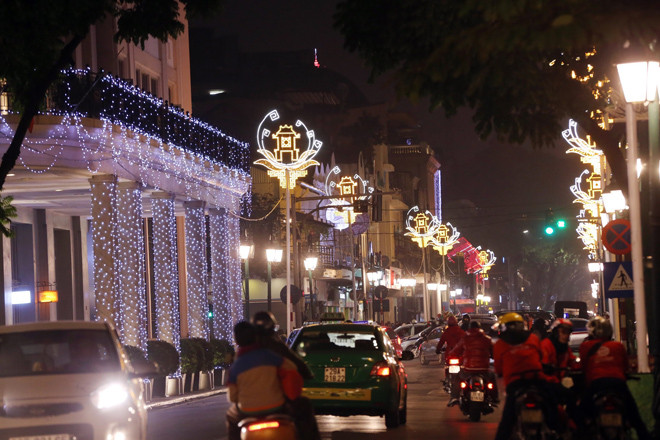 Trang trí đường phố Hà Nội bớt loè loẹt nhưng còn chưa thực sự đột phá Ảnh: MẠNH THẮNG