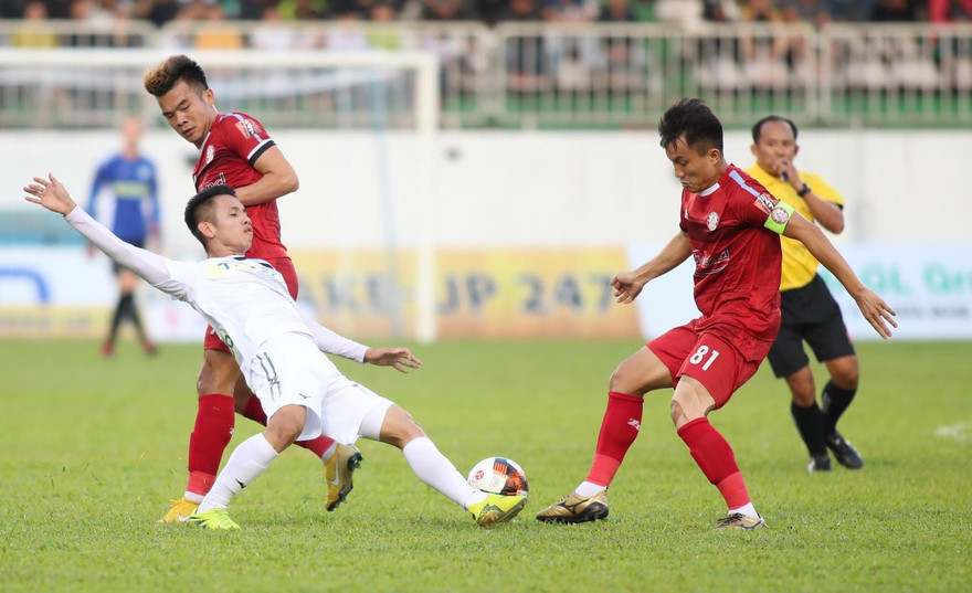 Chơi trên sân nhà nhưng HAGL đã không làm gì được trước lối đá khó chịu của TPHCM