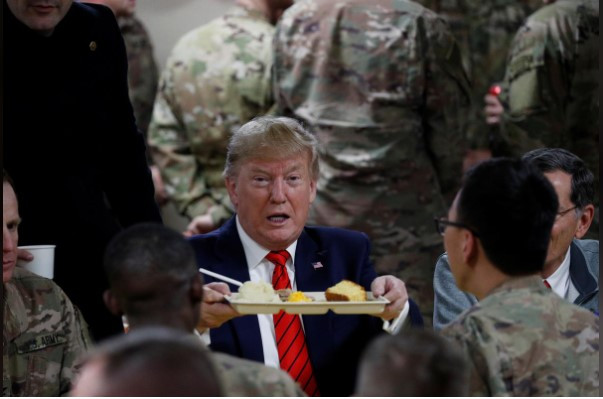 Ông Trump ăn tối với các binh sỹ Mỹ đồn trú tại Afghanistan. Ảnh: Reuters