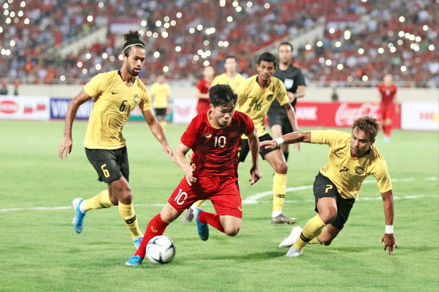 Công Phượng nhảy múa giữa hàng phòng ngự Malaysia. Ảnh NHƯ Ý 