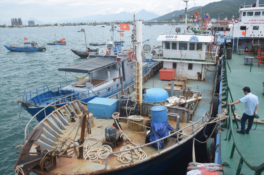 Con tàu vỏ thép trị giá 12 tỷ đồng của ngư dân Phan Thu nay đành nằm bờ do hoạt động không hiệu quả