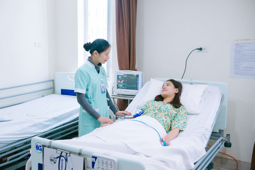 Nhiều người dân tham gia các loại hình bảo hiểm sức khỏe thương mại nên cần các loại khám chữa bệnh chất lượng cao. Ảnh: Hồng Vĩnh