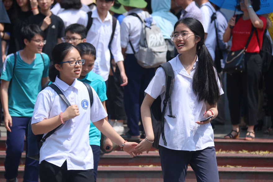 Thí sinh dự thi vào lớp 10 hội đồng thi trường THPT chuyên Khoa học tự nhiên ngày 27- 28/5. Ảnh: Hùng Lê 