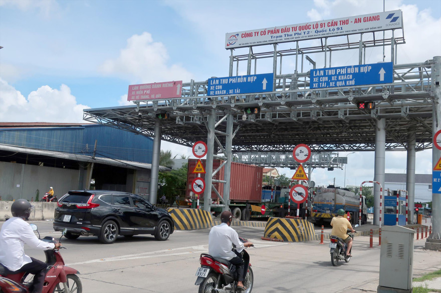 Trạm thu phí T2 Quốc lộ 91 tới nay vẫn chưa thể thu phí trở lại do bị tài xế phản đối. Ảnh: Phạm Thanh