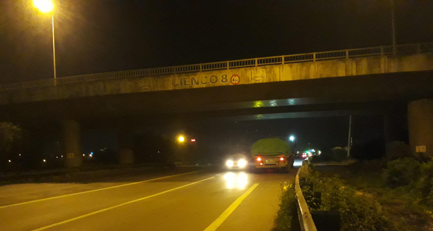 Xe taxi đi ngược chiều trên cao tốc 