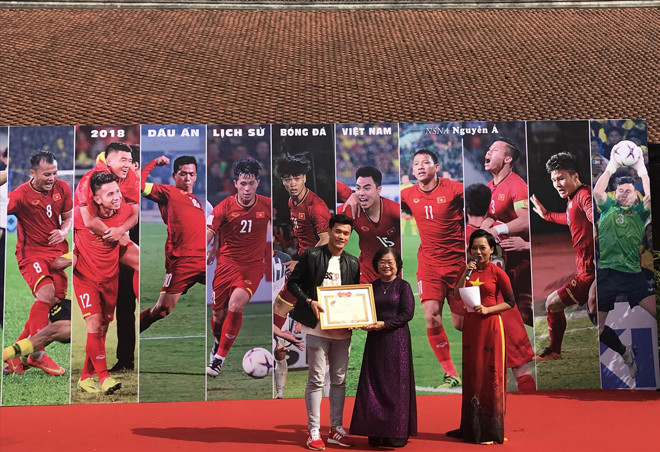 Thủ môn Bùi Tiến Dũng có mặt tại triển lãm Ảnh: NGUYÊN KHÁNH