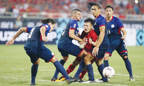 Bức ảnh của năm. Quang Hải giữa muôn trùng vây cầu thủ Philippines. Ảnh: Lâm Thỏa