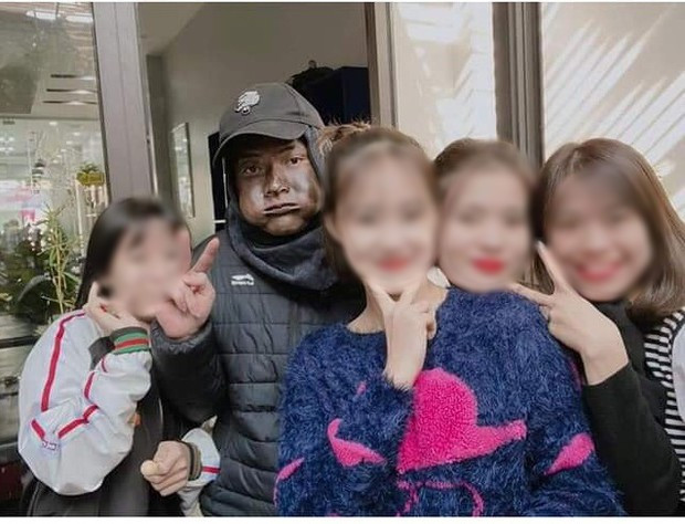 “Người mặc đồ đen” phiên bản nhái chụp ảnh với “người hâm mộ”