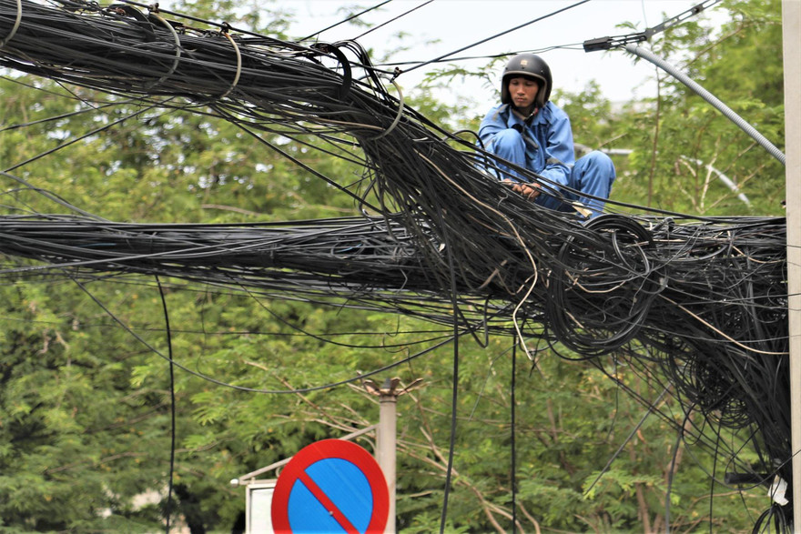 Dây điện, cáp viễn thông như mạng nhện trên đường ở TPHCM