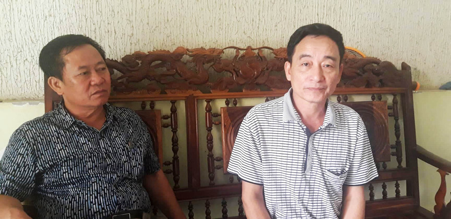 Ông Trần Đình Diện, bố của anh Trần Đình Quang (bìa phải): “Gia đình tui rứa là tan nát…” . Người ngồi bên là ông Trương Huy Liệu. Ảnh: PXD 