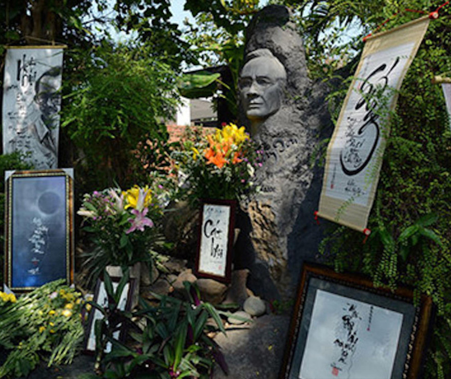 Những ngày này mộ Trịnh luôn tràn ngập hoa và thư pháp