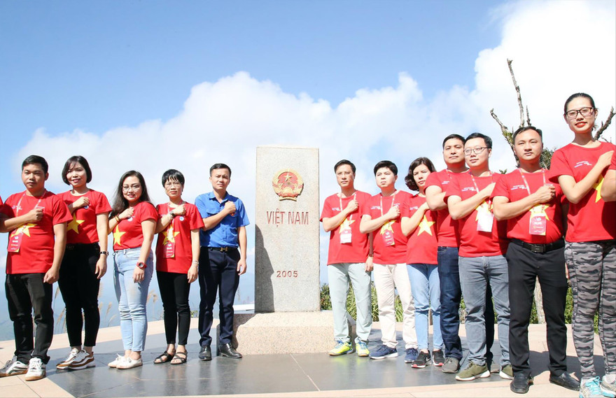 Các đại biểu trong Hành trình Tôi yêu Tổ quốc tôi 2019 tạo hình bản đồ đất nước. Ảnh: CTV 