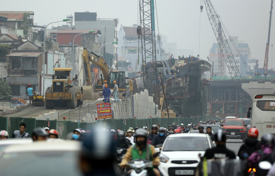 Nhiều tuyến đường ở Hà Nội đang được sửa chữa gây bụi mù mịt. Ảnh: Trường Phong