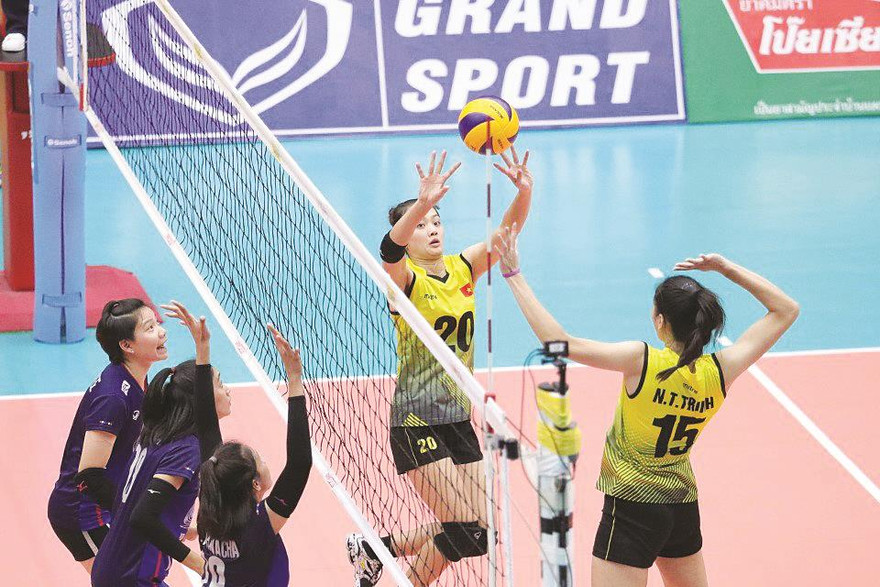 Trước thềm SEA Games 30, nội bộ môn bóng chuyền Việt Nam cũng xuất hiện nhiều thông tin không tốt, trong đó có vấn đề trang thiết bị, kinh phí, bác sĩ để đảm bảo việc tập luyện cho VĐV. 