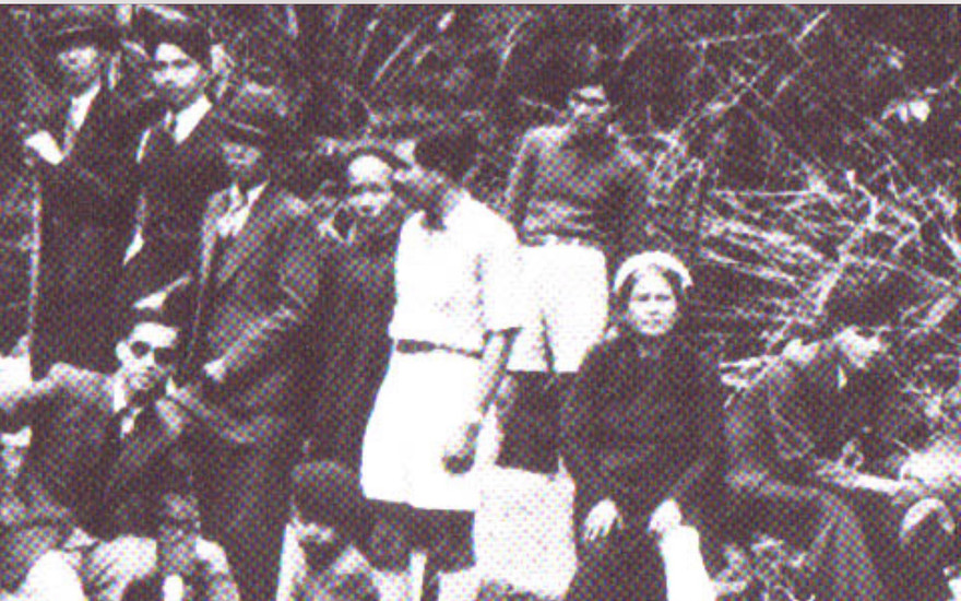 Bà Lê Thị Sâm (ngồi bên phải) và các con trong tòa báo đi thực tế. Ảnh: Tư liệu