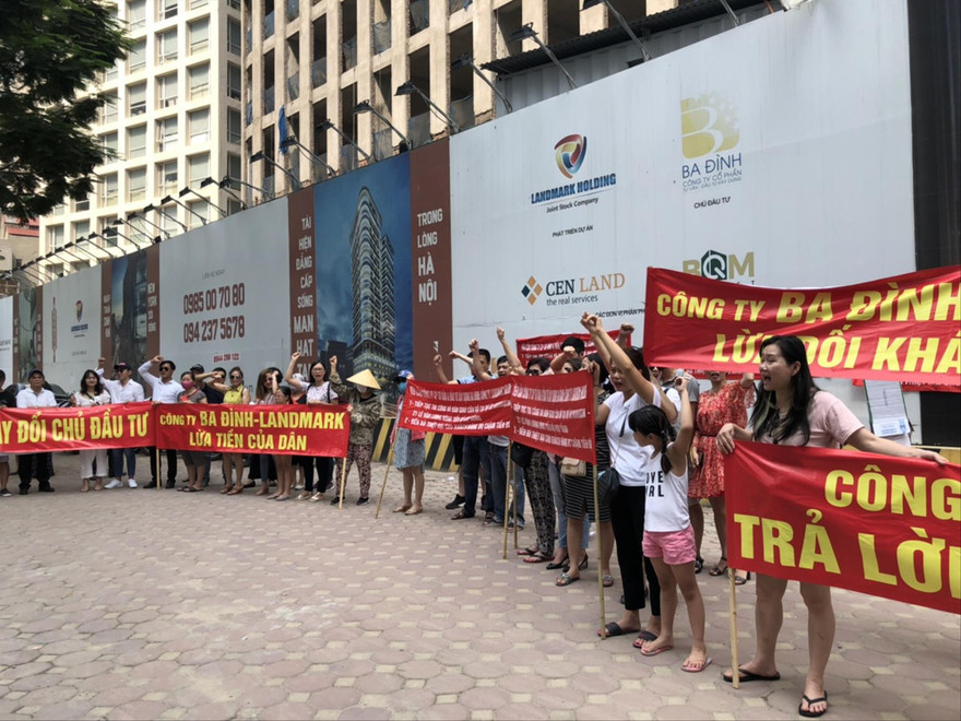 Dự án Manhattan số 21 Lê Văn Lương (Hà Nội) chậm tiến độ khiến cư dân bức xúc căng băng rôn đòi nhà tại dự án 