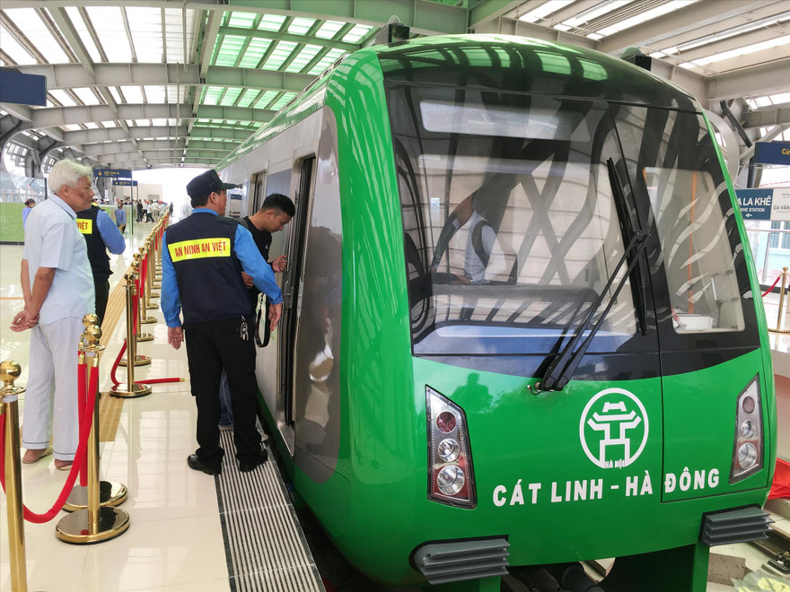 Đoàn tàu đã nhập về đủ cả năm nay nhưng đường sắt Cát Linh-Hà Đông vẫn chưa thể chở khách. Ảnh: A.Trọng