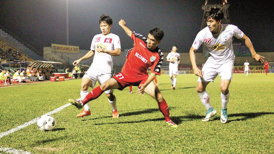Pha tranh bóng giữa cầu thủ hai đội Bình Dương và HAGL