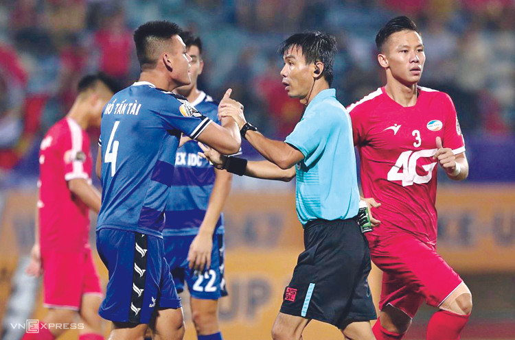 Trọng tài Trương Hồng Vũ sẽ bị kỷ luật sau quyết định "bẻ còi" trên sân Hàng Đẫy tối 20/9