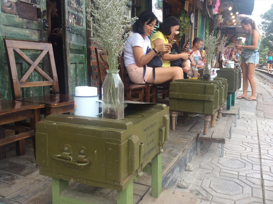 Bàn cà phê trang trí theo phong cách thời bao cấp (giả hòm đạn). Ảnh: DPV