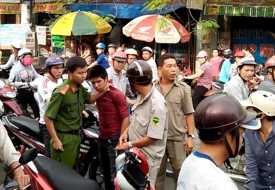 Công an TPHCM phối hợp quần chúng nhân dân khống chế một đối tượng có hành vi cướp giật. Ảnh: CACC