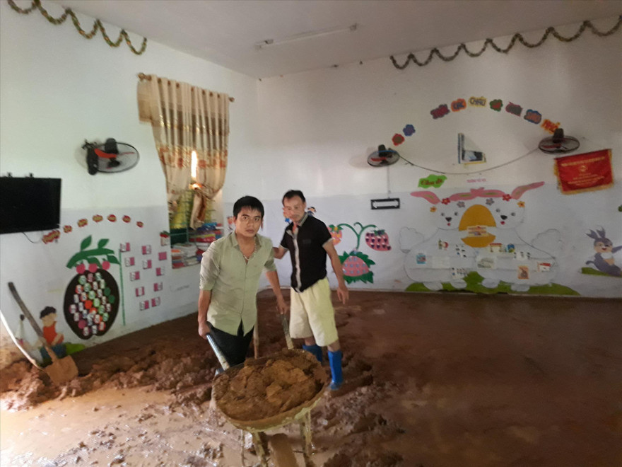 Trường Mầm non Na Mèo khắc phục hậu quả do bão lũ gây ra. Ảnh: N.H 