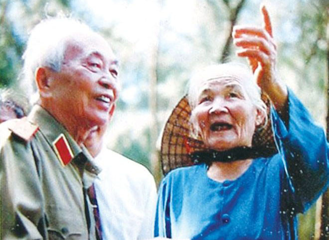 Đại tướng trong một lần ghé thăm mẹ Nghèng