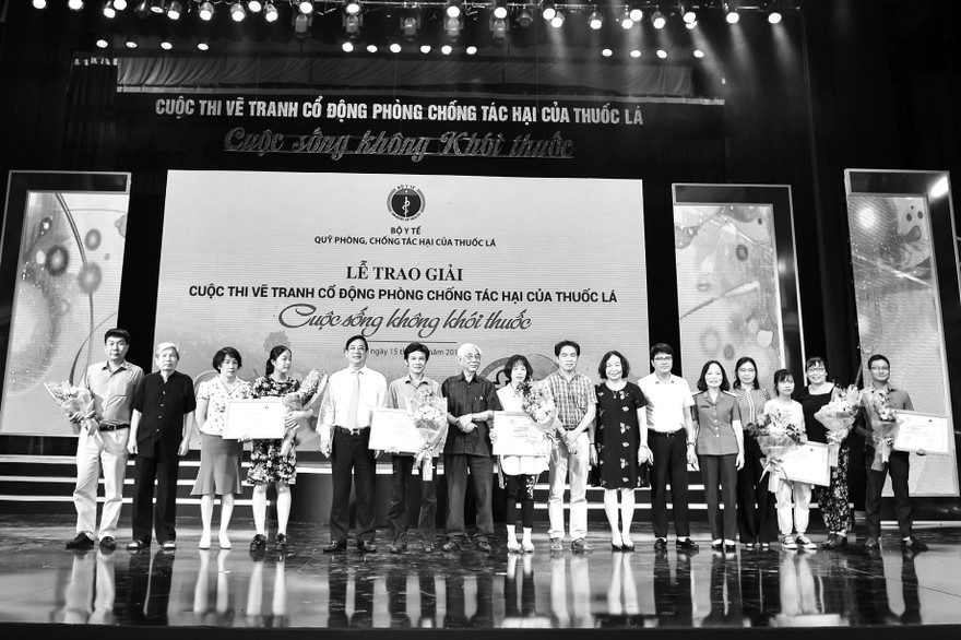 Ban Tổ chức Cuộc thi tặng hoa và bằng khen cho các họa sỹ đạt giải