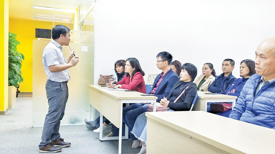 ThS Đặng Minh Tuấn trong buổi thuyết trình cho các phụ huynh