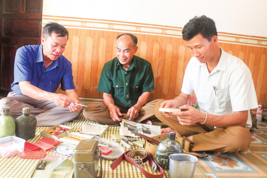 Một số hình ảnh ông Phạm Văn Mão (mặc áo bộ đội) đang giới thiệu các kỷ vật chiến tranh ông tìm được cho mọi người. Ảnh: Hoàng Lam 